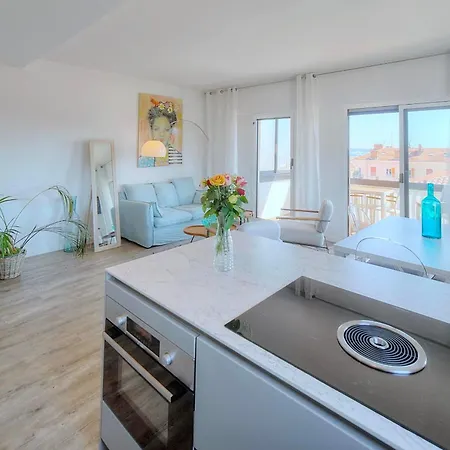 Apartment Downtown 2br With Ac & Terrace W Sea View - Benakey